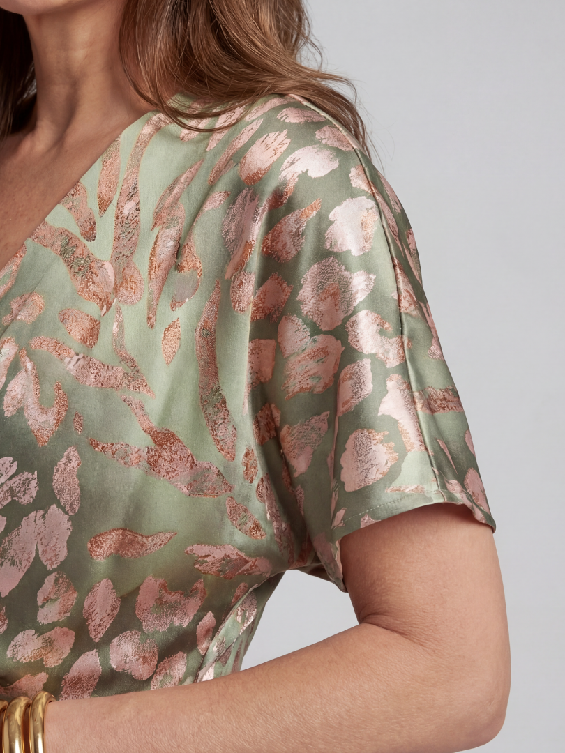 Coralie | Vestido Midi con Estampado Abstracto y Cuello en V con Cintura Torcida