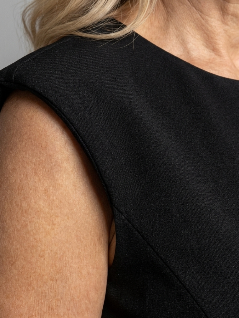 Tessalia | Vestido Midi Estructurado Sin Mangas con Abertura Frontal