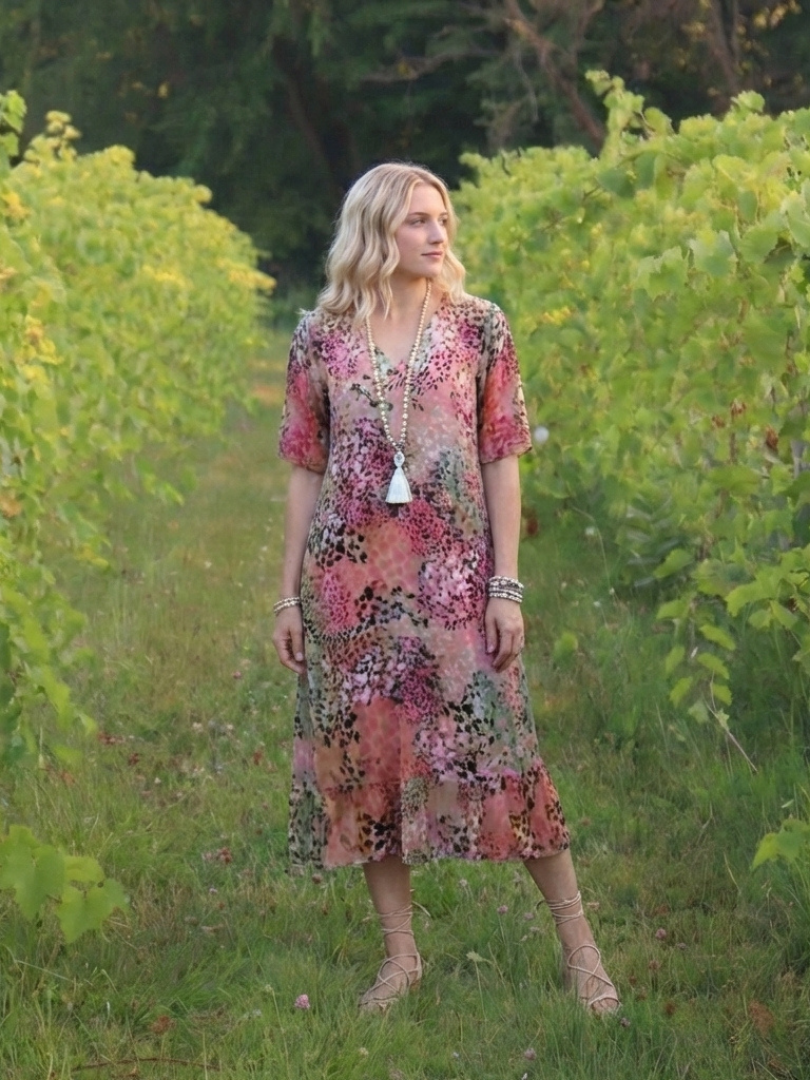 Althea | Vestido midi impreso de cuello en V y manga corta