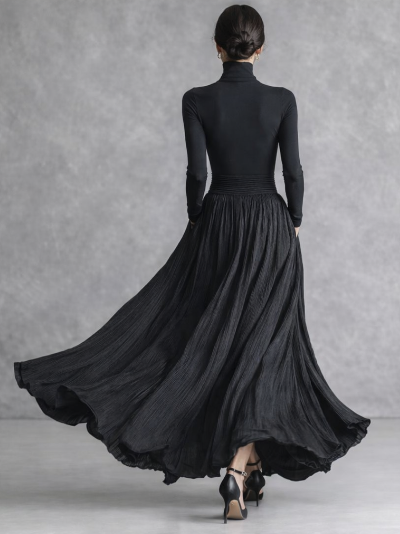 Isla | Vestido Maxi de Cuello Alto con Falda Plisada