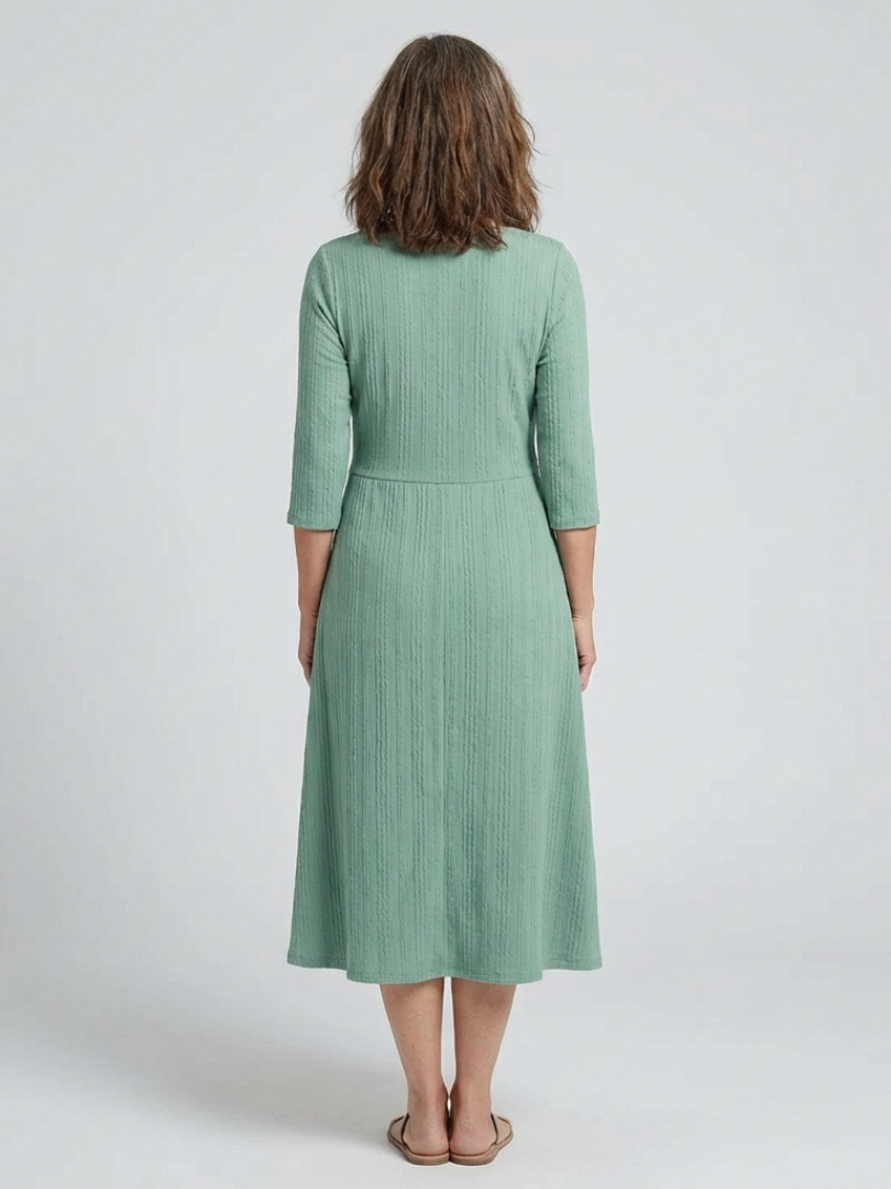 Isolde | Vestido midi de botonera con cuello en V y plisado cruzado